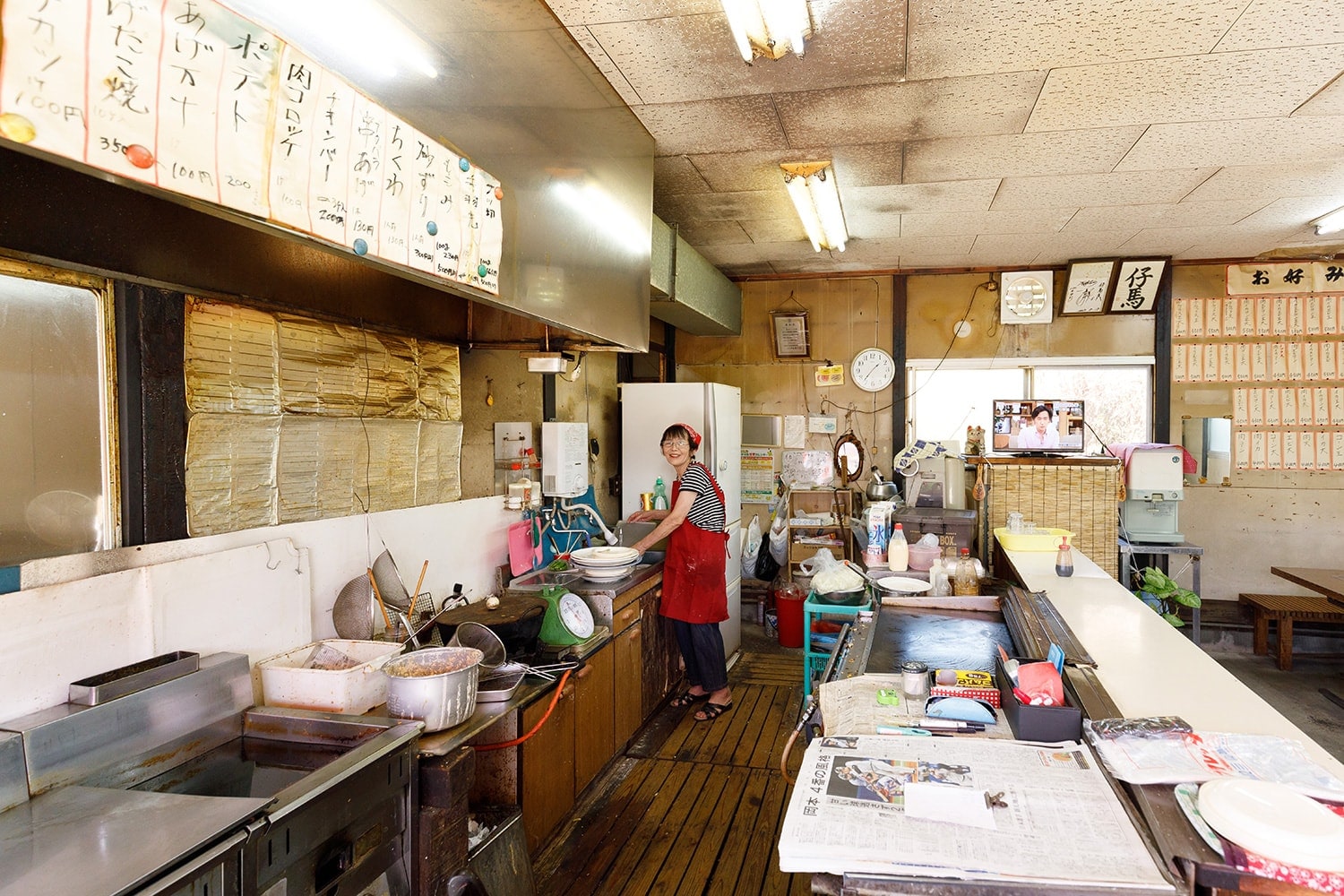 仔馬 愛されすぎて増えすぎた 謎のメニューが壁一面に並ぶお好み焼き屋は卒業後も中高生に愛される名店 絶メシリスト柳川