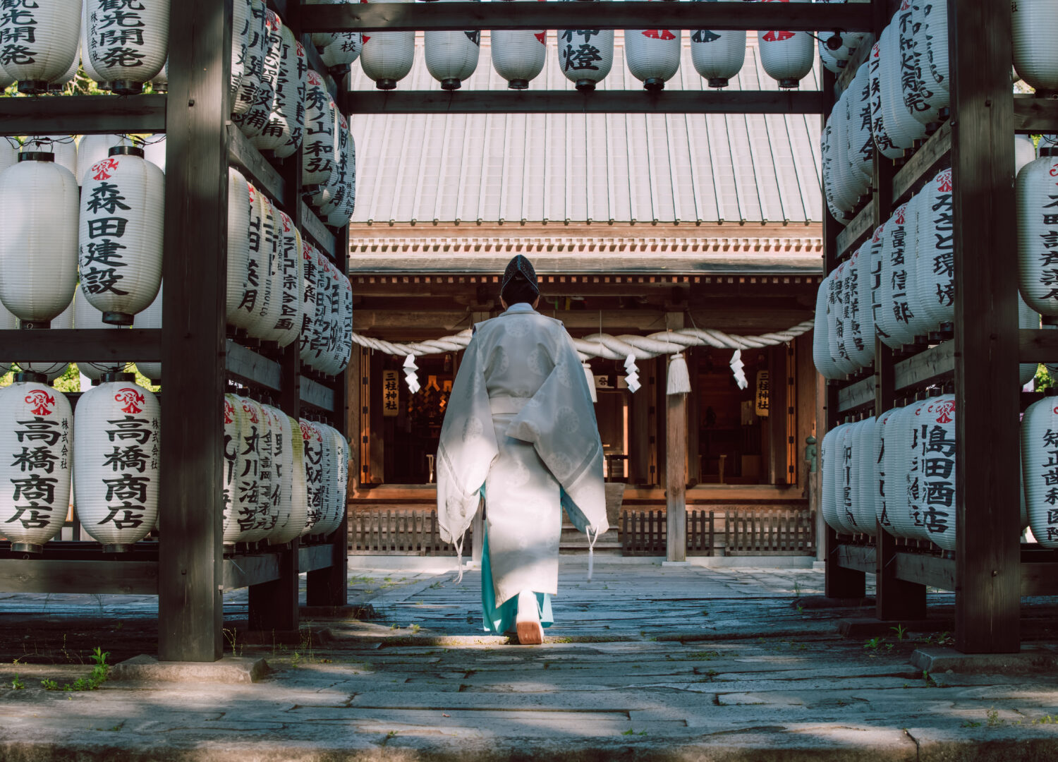 三 柱 神社